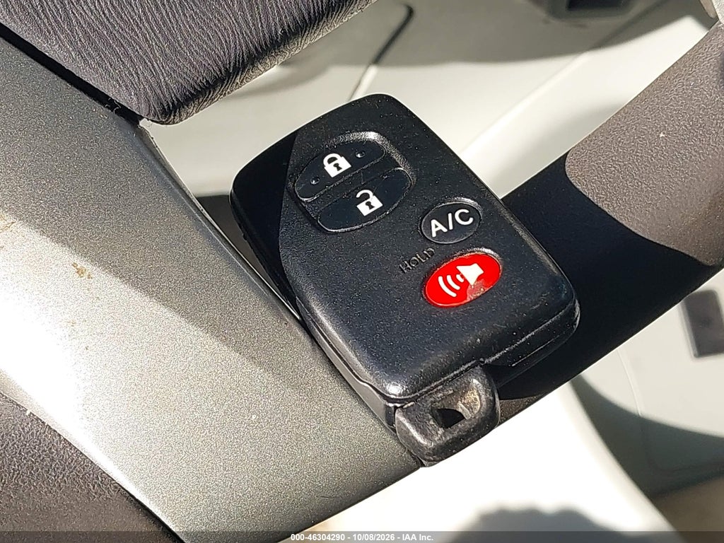 2011 Toyota Prius Three photo 11