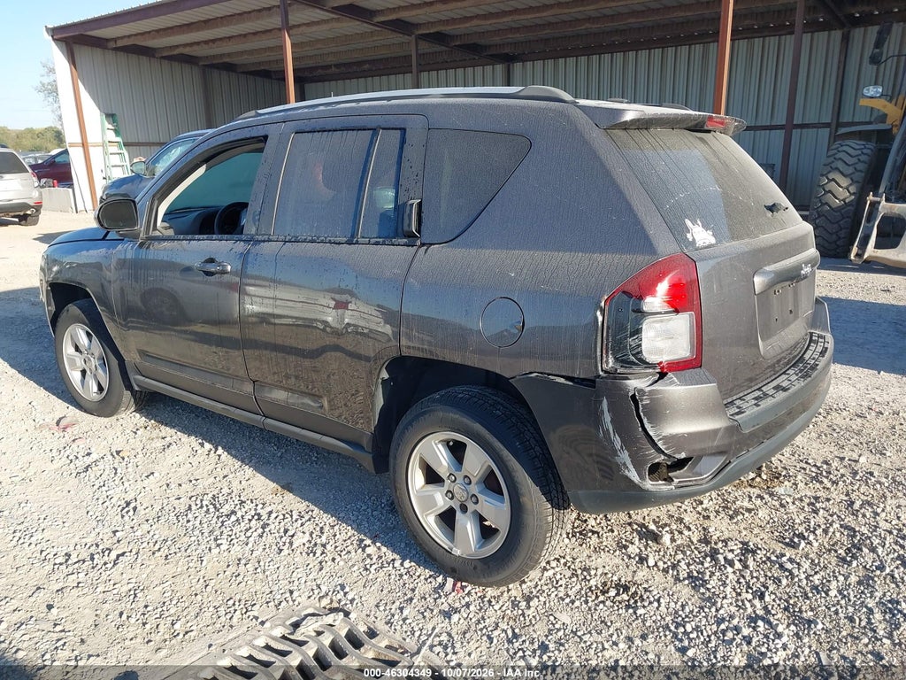 2017 Jeep Compass Latitude FWD photo 3