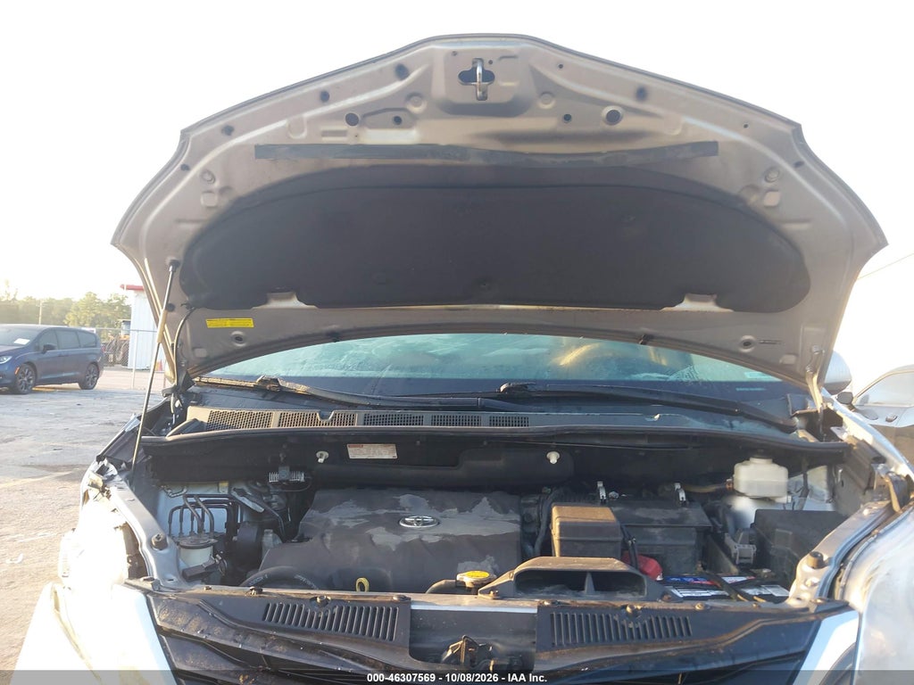 2013 Toyota Sienna LE V6 8 Passenger photo 10