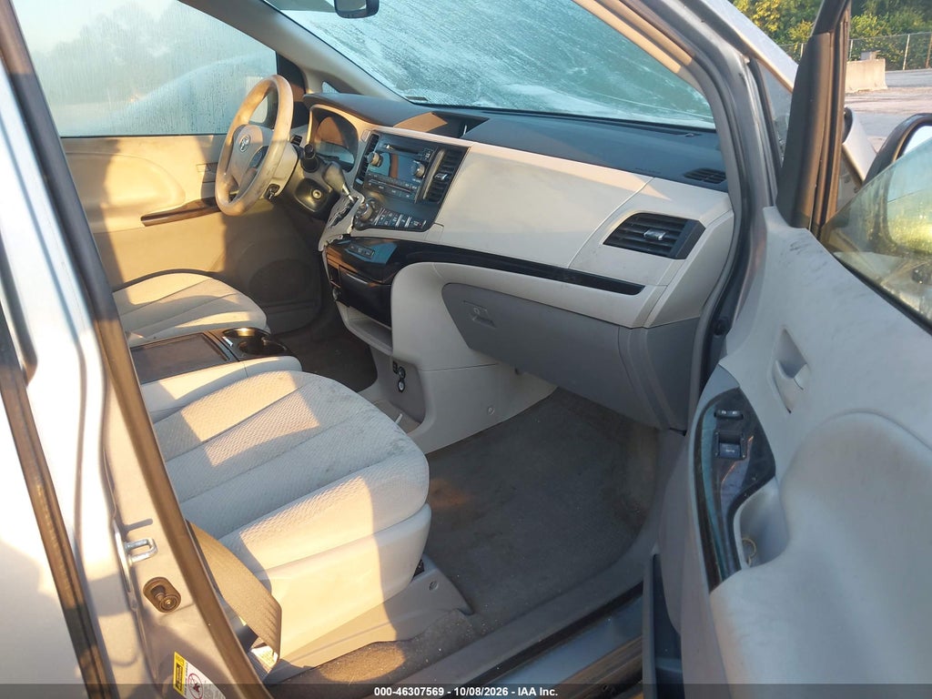 2013 Toyota Sienna LE V6 8 Passenger photo 5