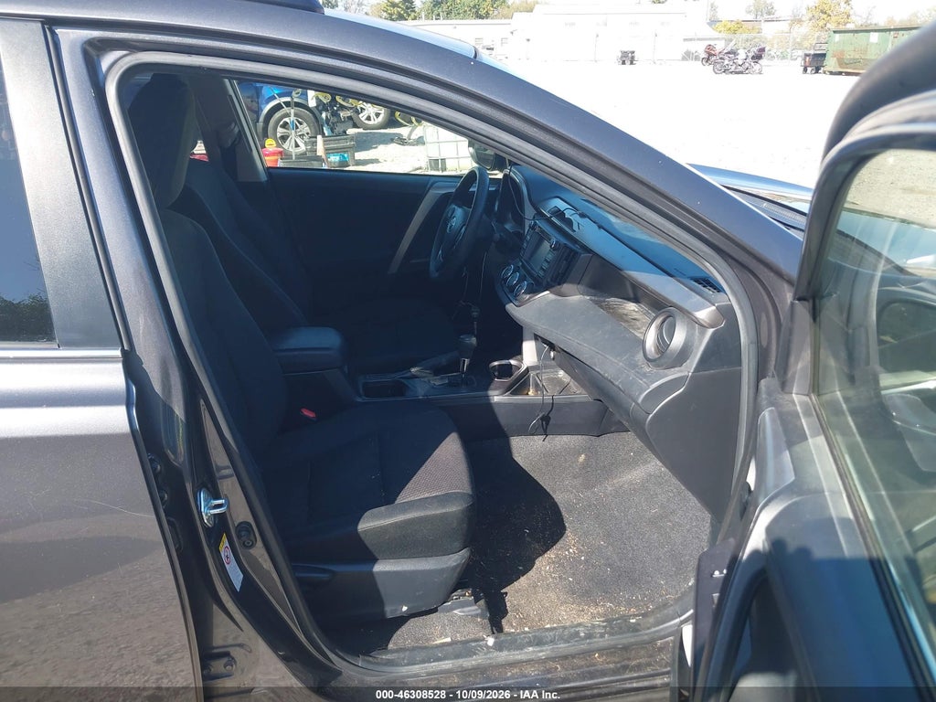 2016 Toyota RAV4 LE photo 5