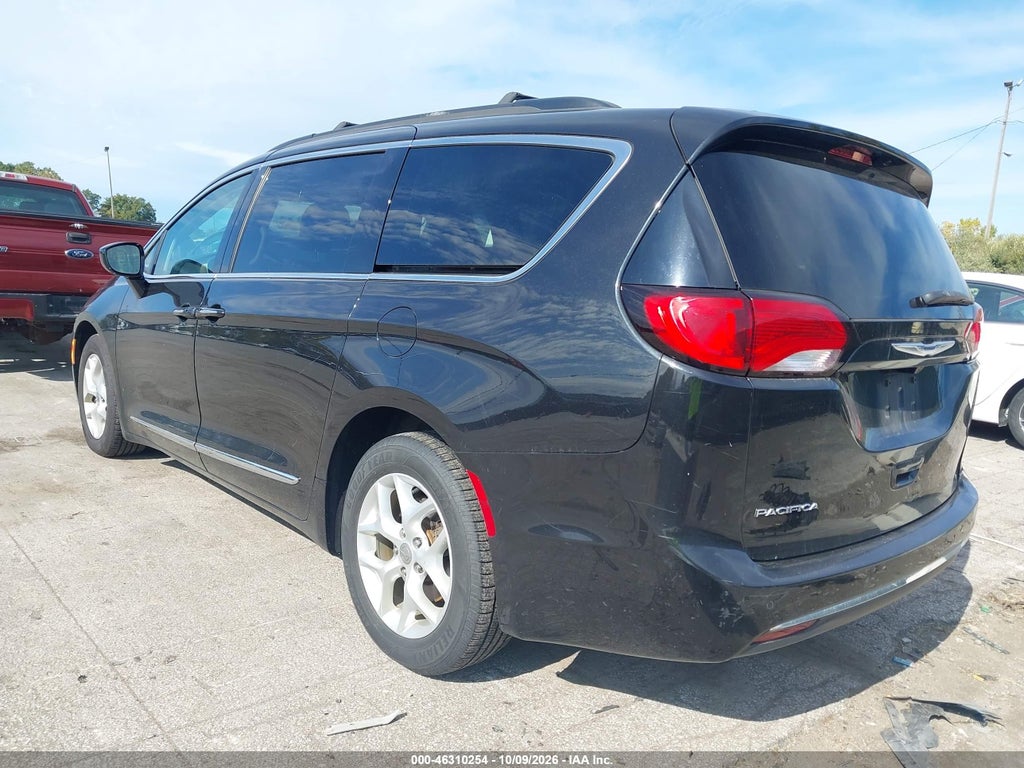 2017 Chrysler Pacifica Touring-L photo 3
