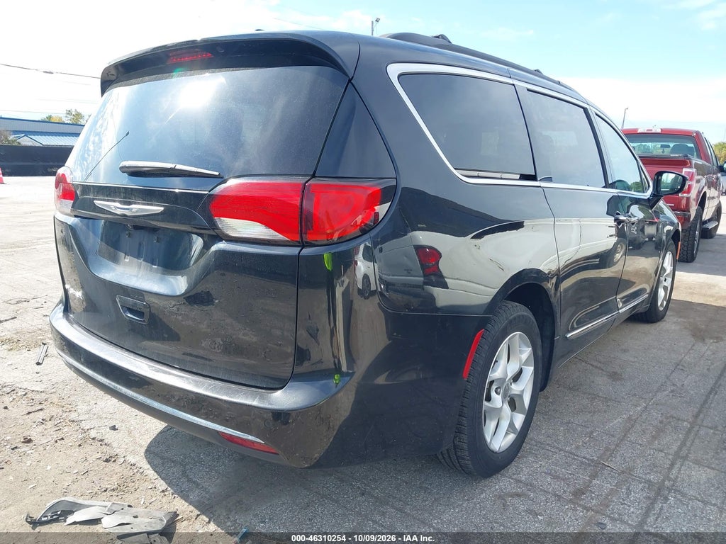 2017 Chrysler Pacifica Touring-L photo 4