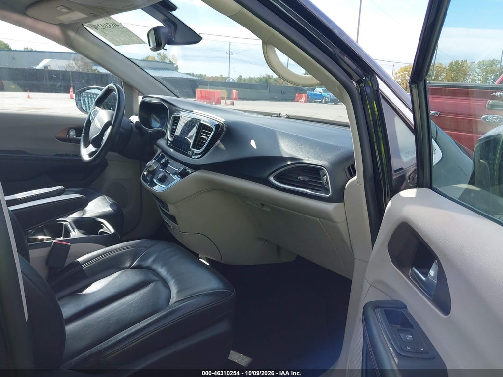 2017 Chrysler Pacifica Touring-L photo 5