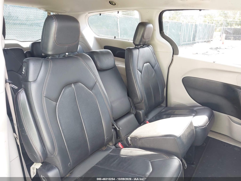2017 Chrysler Pacifica Touring-L photo 8