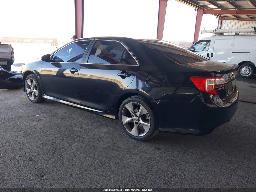 2014 Toyota Camry SE Sport photo 3
