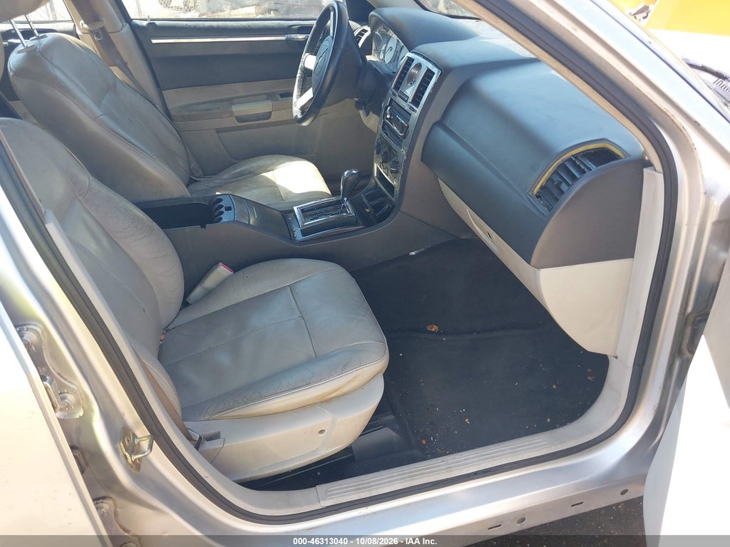 2005 Chrysler 300 Touring photo 5