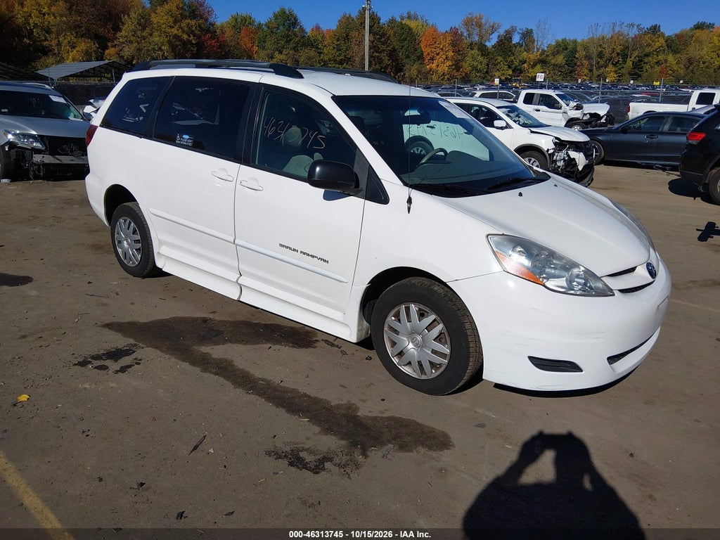 2008 Toyota Sienna LE photo 1
