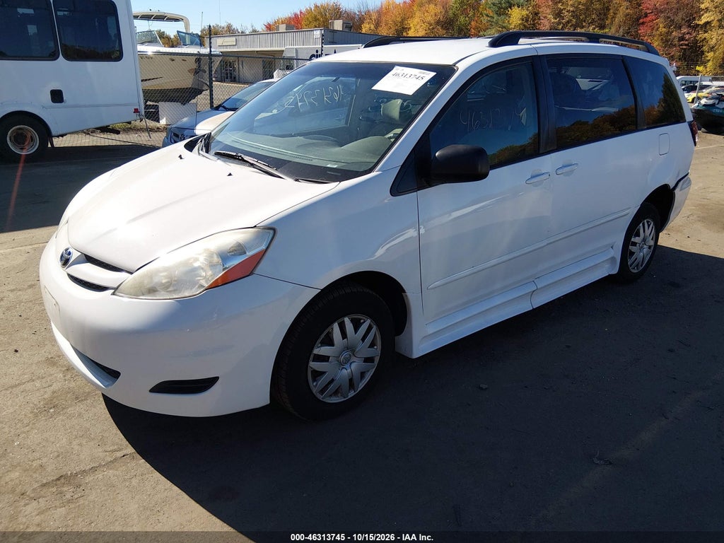 2008 Toyota Sienna LE photo 2