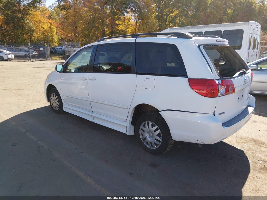 2008 Toyota Sienna LE photo 3