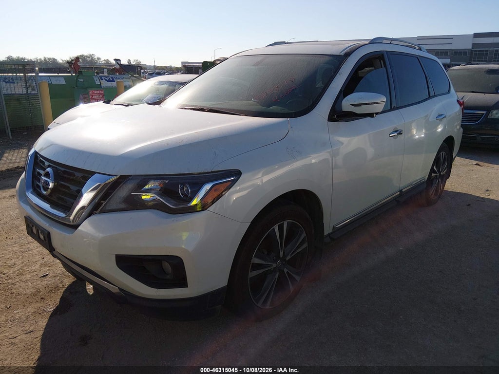 2017 Nissan Pathfinder Platinum photo 2