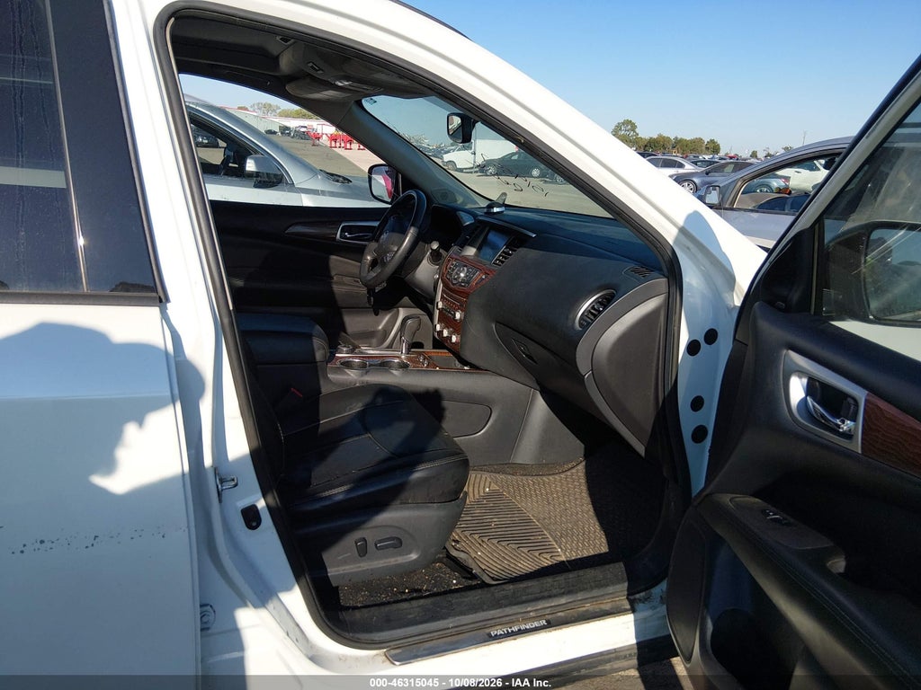 2017 Nissan Pathfinder Platinum photo 5