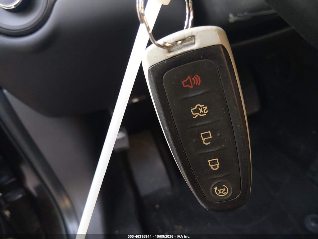2013 Lincoln MKS photo 11