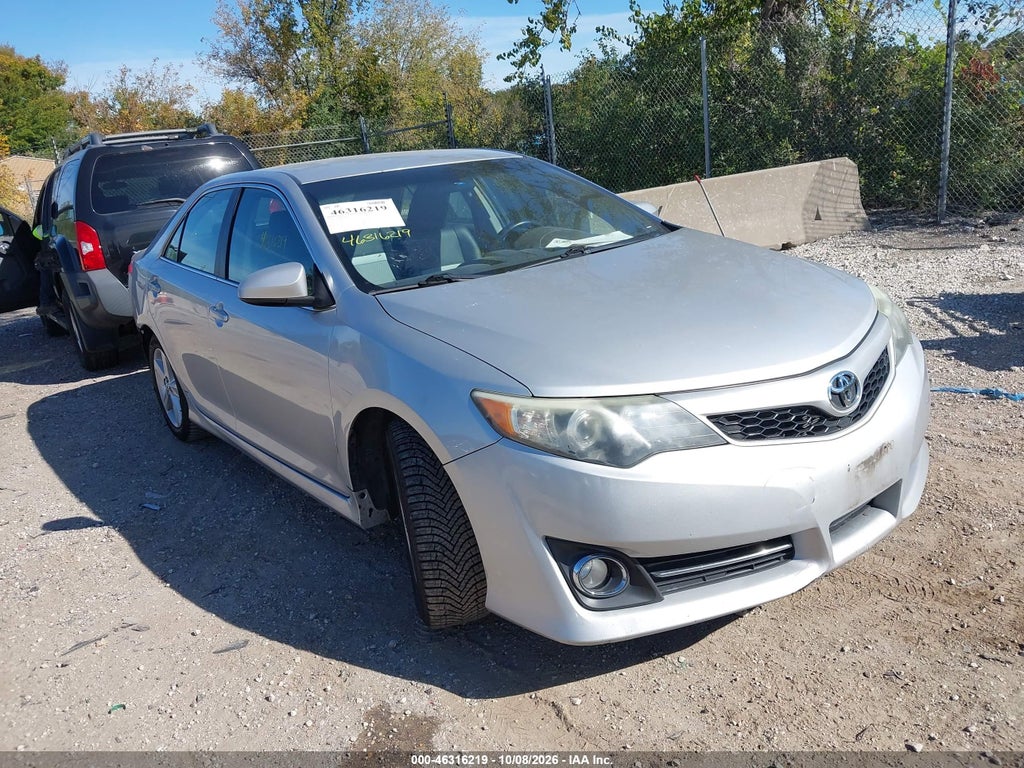 2014 Toyota Camry SE photo 1