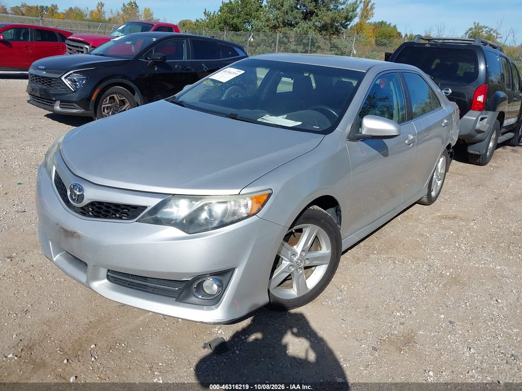 2014 Toyota Camry SE photo 2