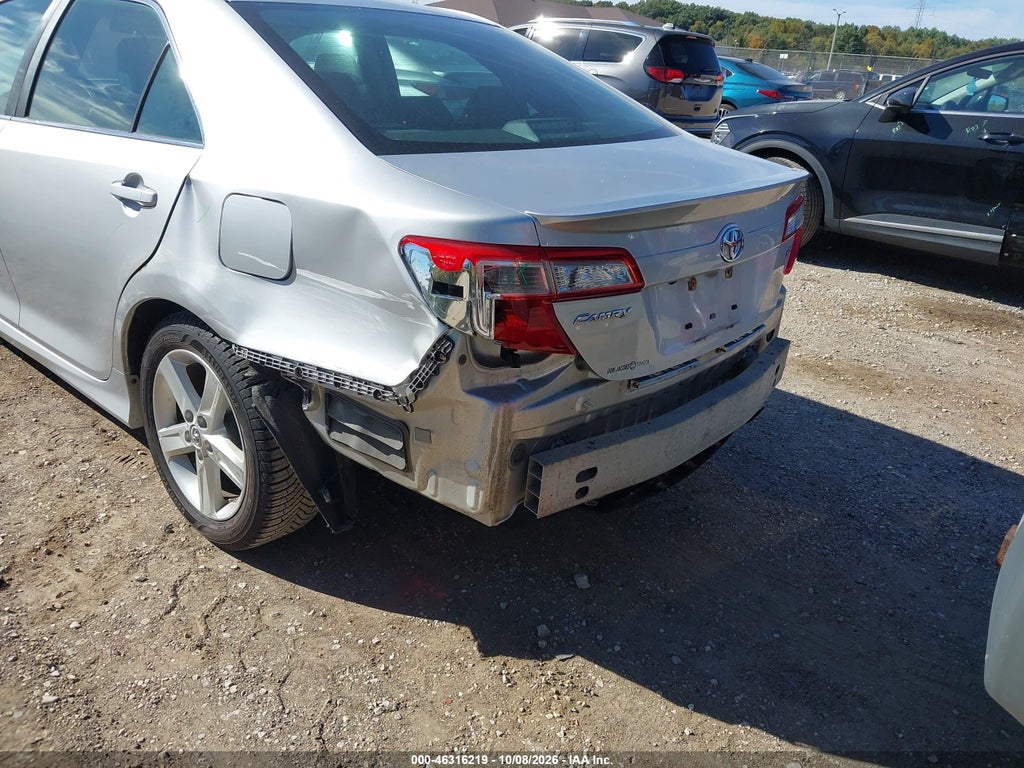 2014 Toyota Camry SE photo 6