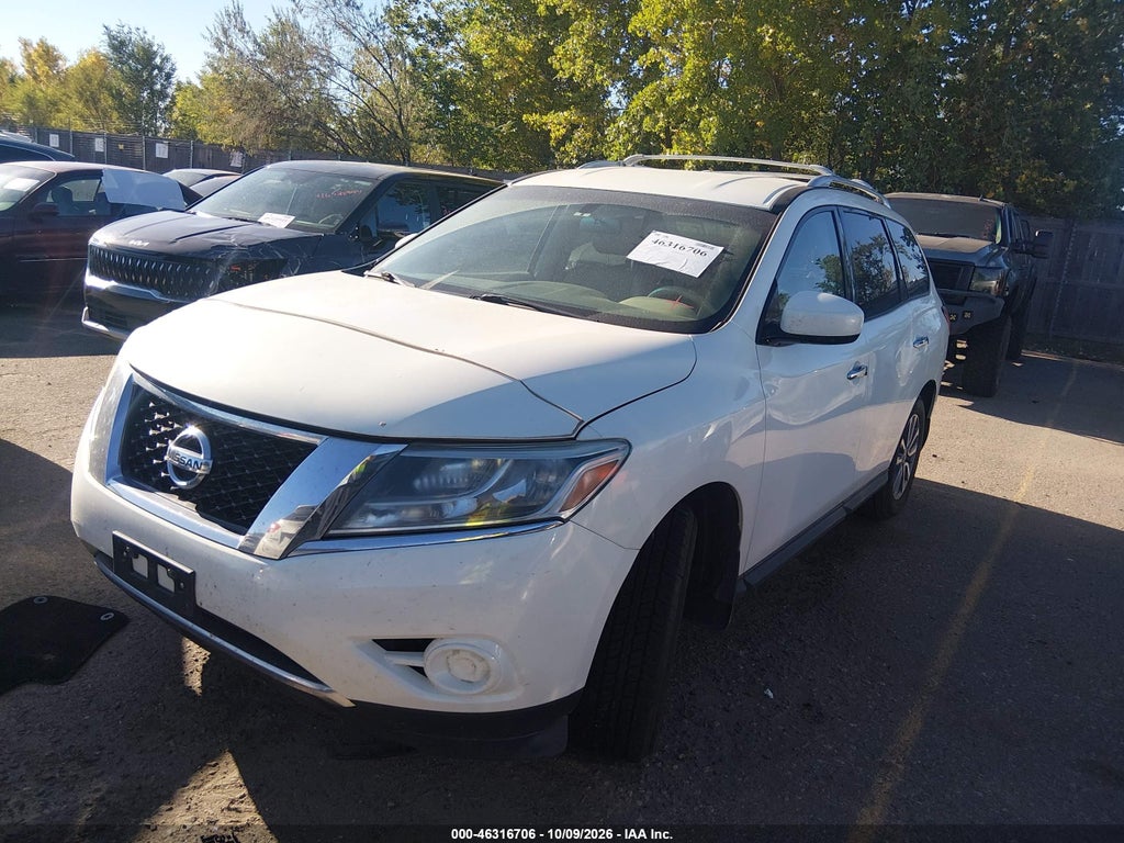 2013 Nissan Pathfinder SV photo 2