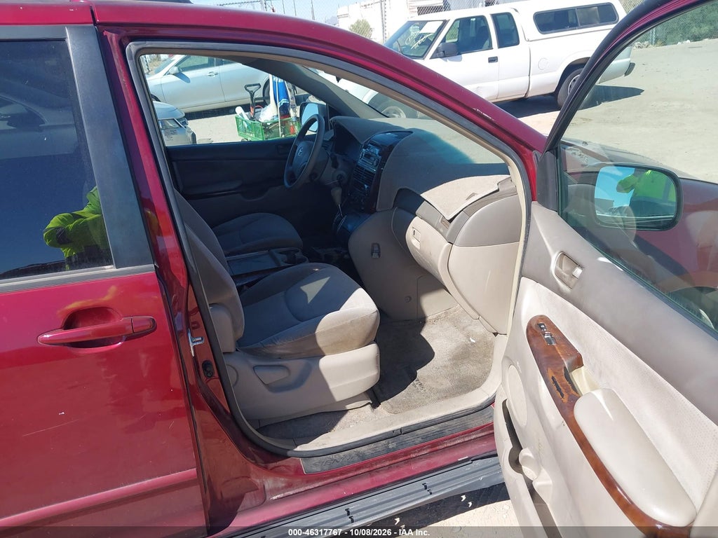 2004 Toyota Sienna LE photo 5