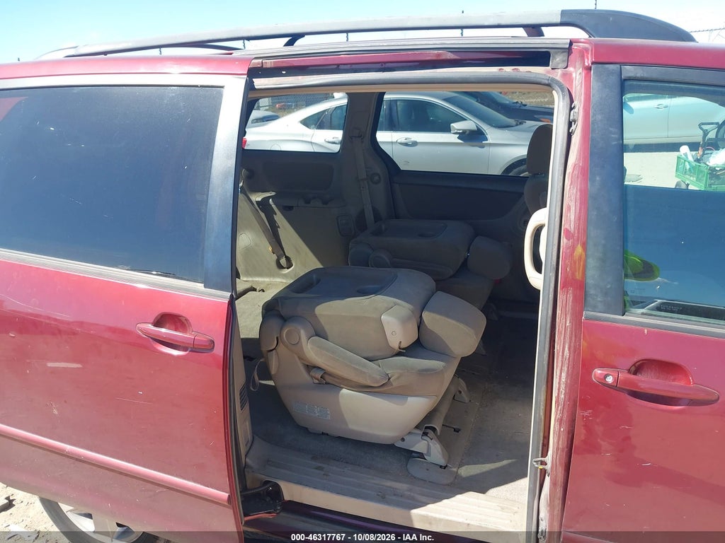 2004 Toyota Sienna LE photo 8