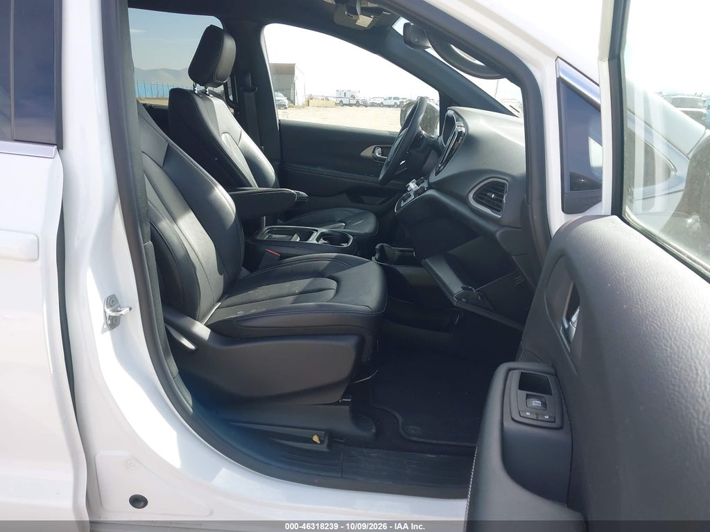 2027 Chrysler Pacifica photo 5