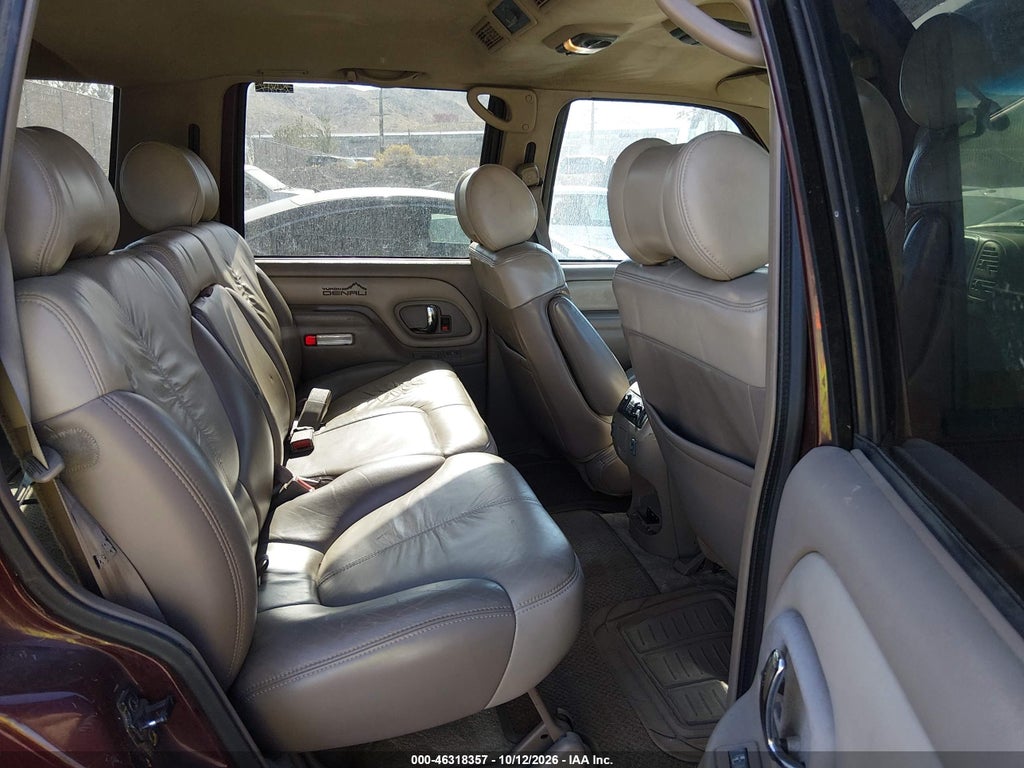 1999 GMC Yukon Denali photo 8