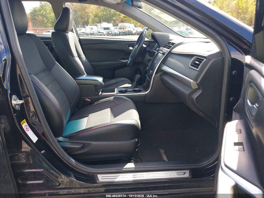 2017 Toyota Camry SE photo 5