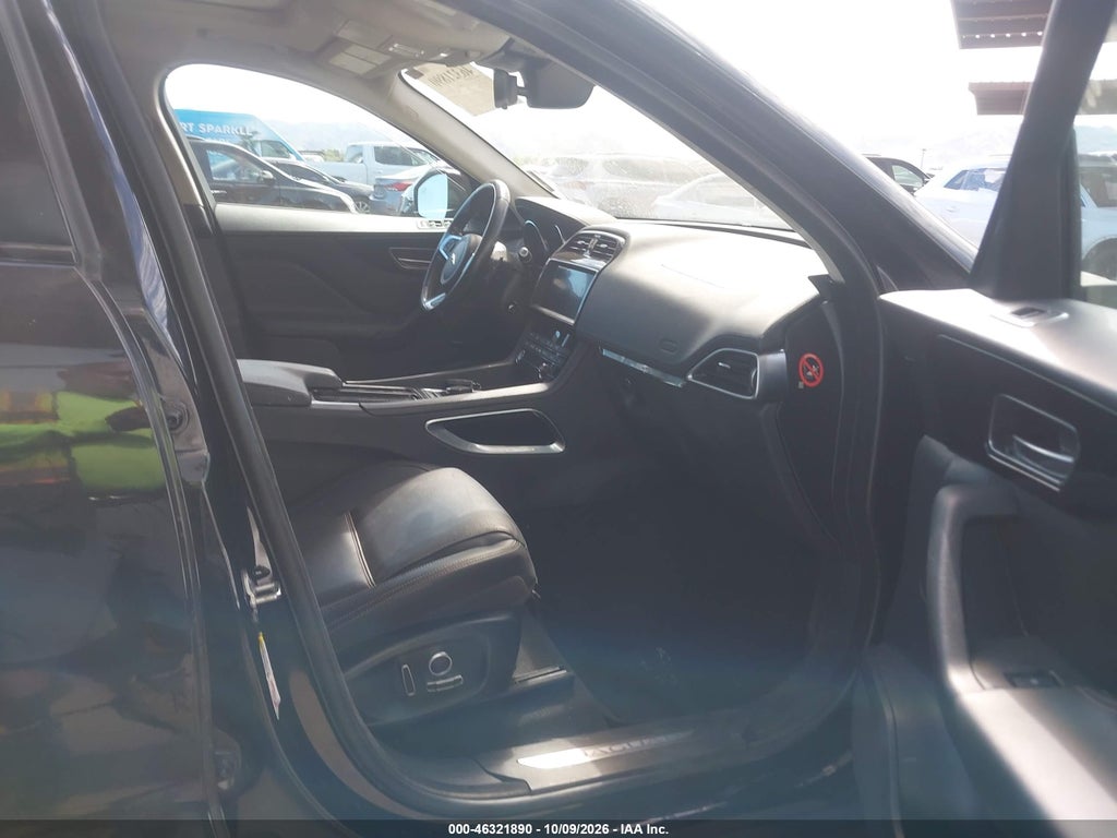 2019 Jaguar F-Pace 25T Prestige/30T Prestige photo 5