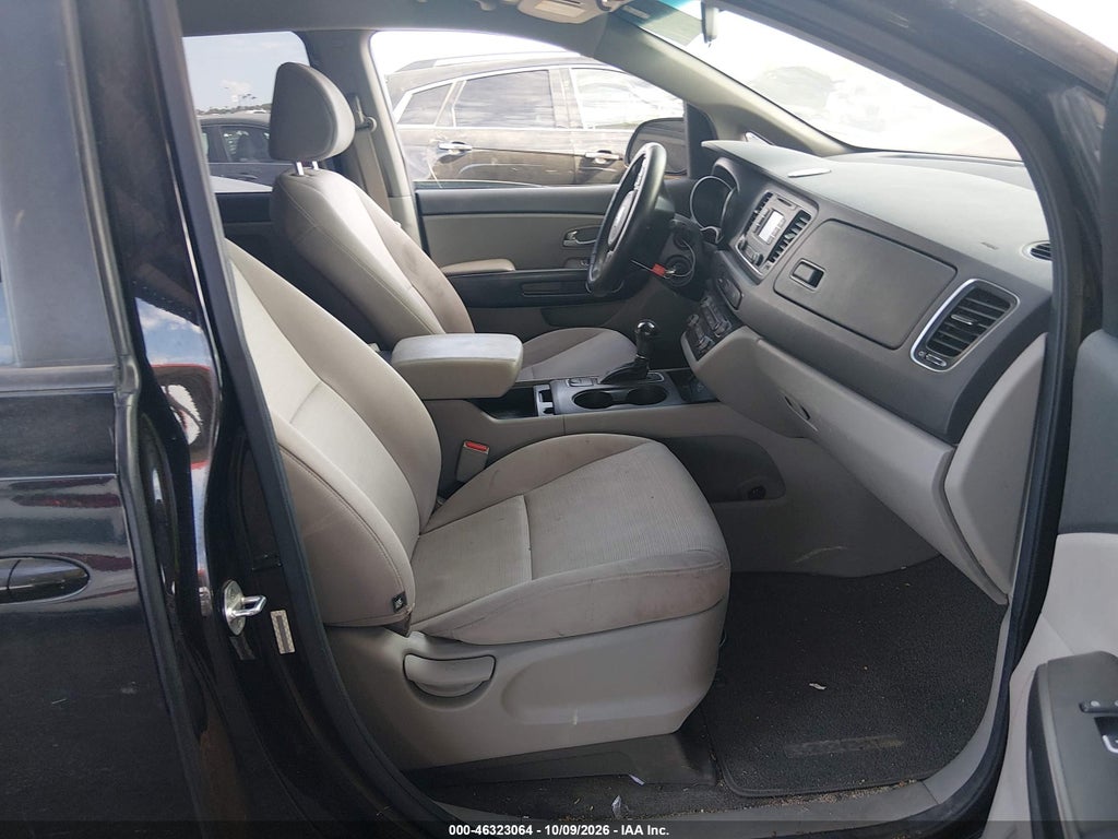 2015 Kia Sedona LX photo 5