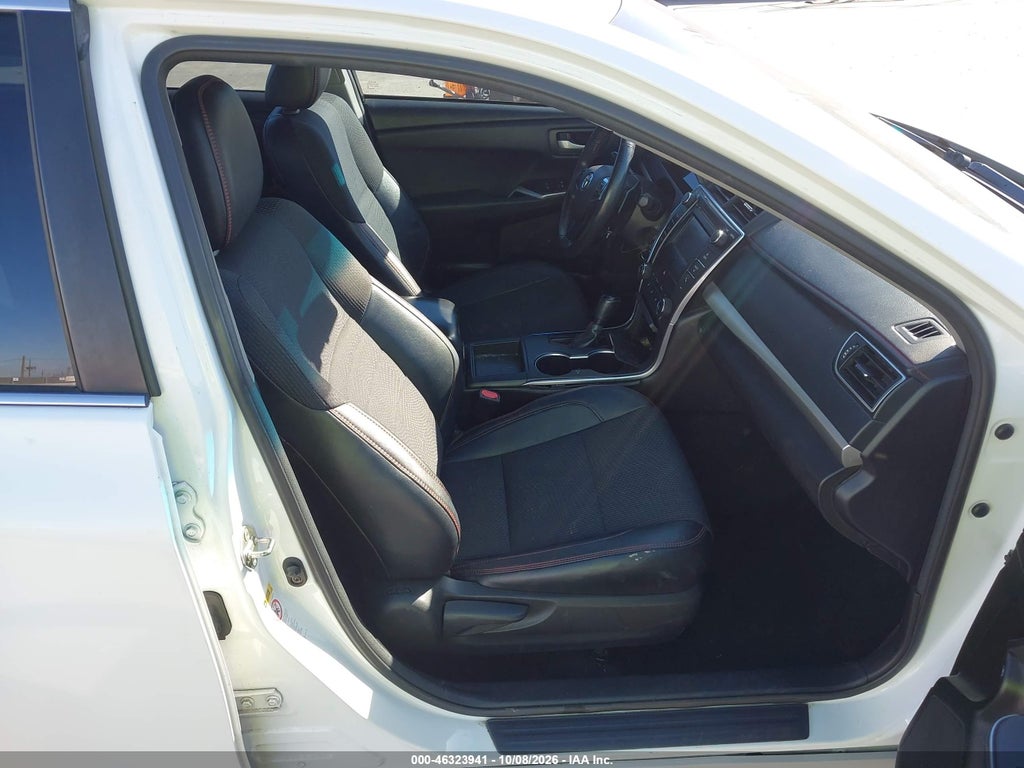 2017 Toyota Camry SE photo 5