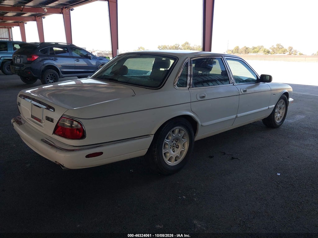 1998 Jaguar XJ8 photo 4