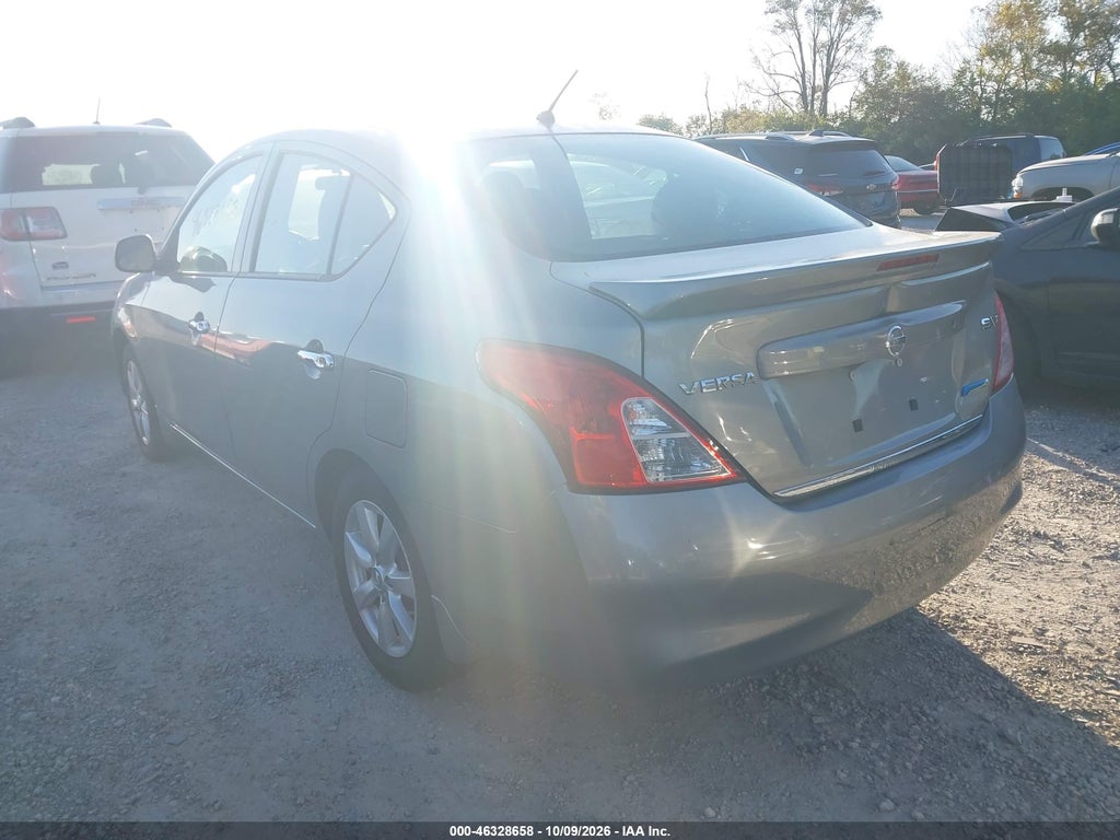 2014 Nissan Versa 1.6 SV photo 3