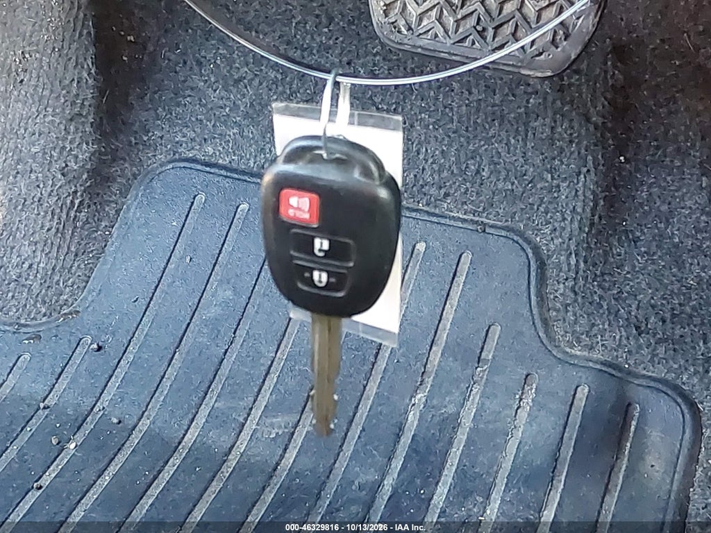 2013 Toyota Prius C One photo 11