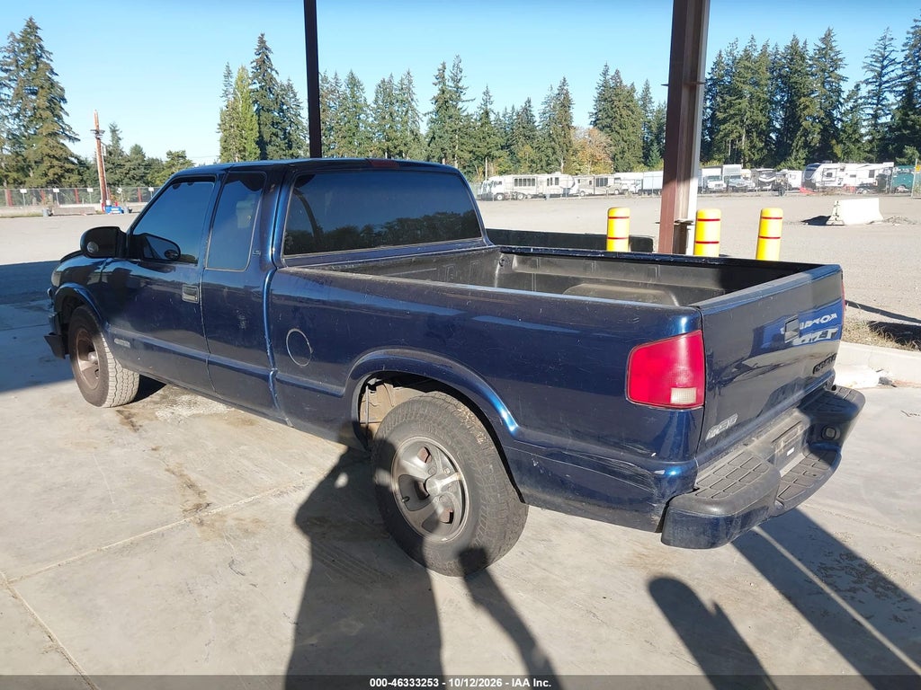 2002 Chevrolet S-10 LS photo 3