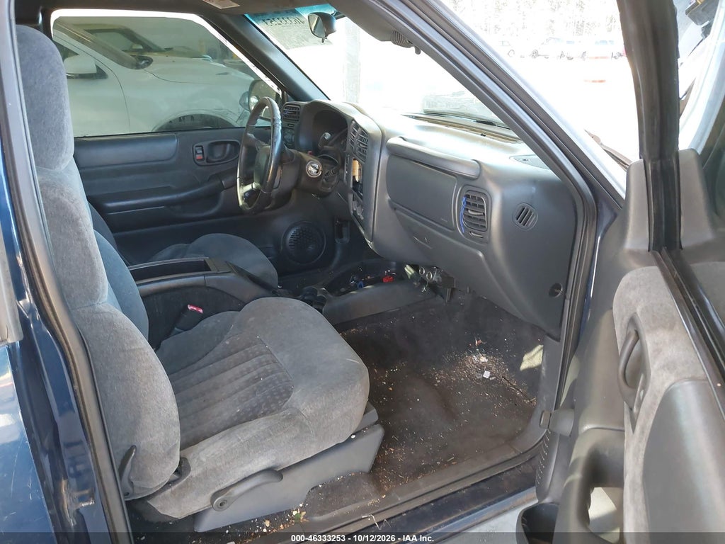 2002 Chevrolet S-10 LS photo 5