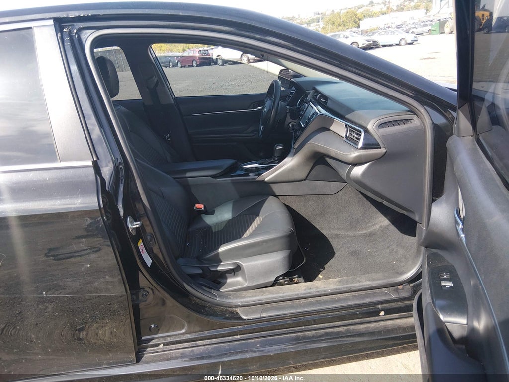 2018 Toyota Camry SE photo 5