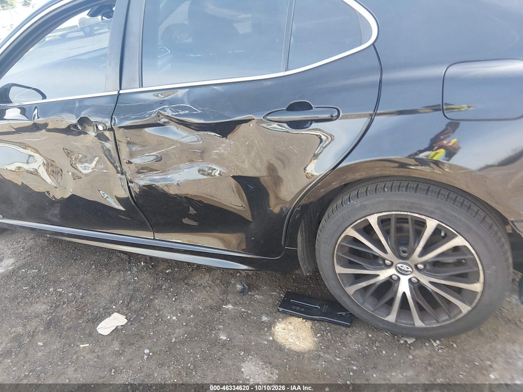 2018 Toyota Camry SE photo 6