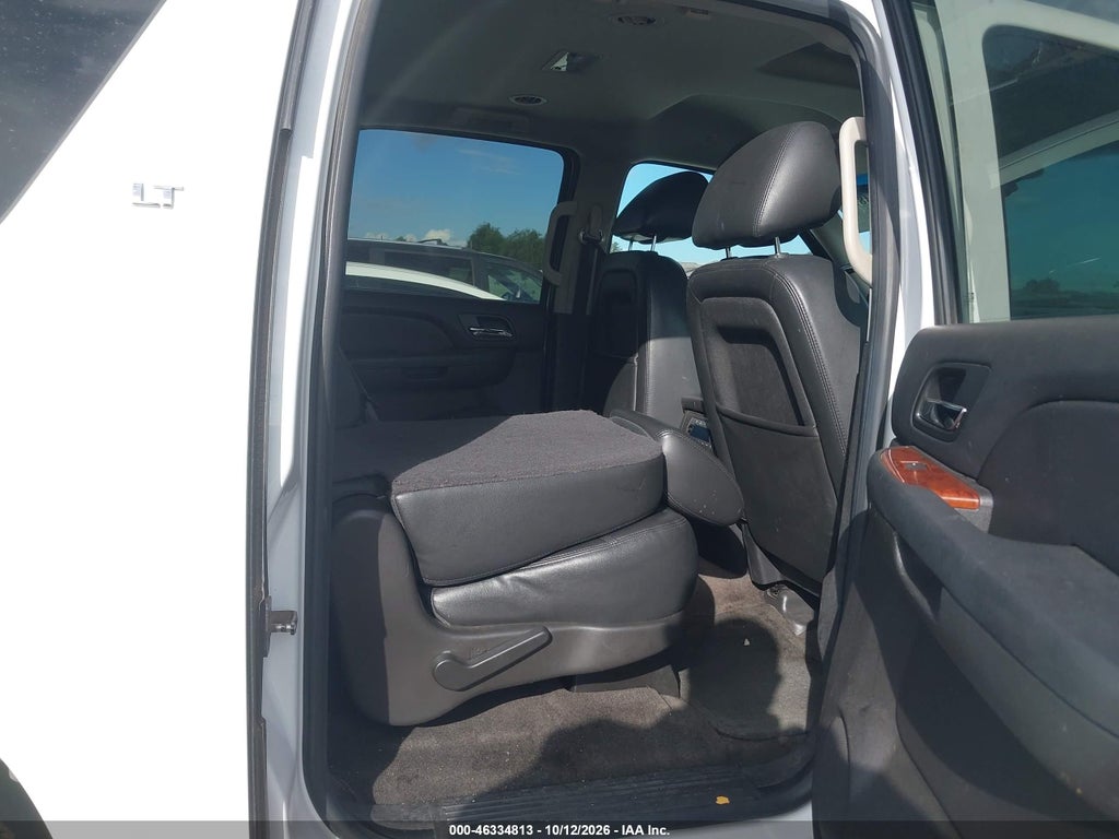 2014 Chevrolet Suburban 1500 LT photo 8