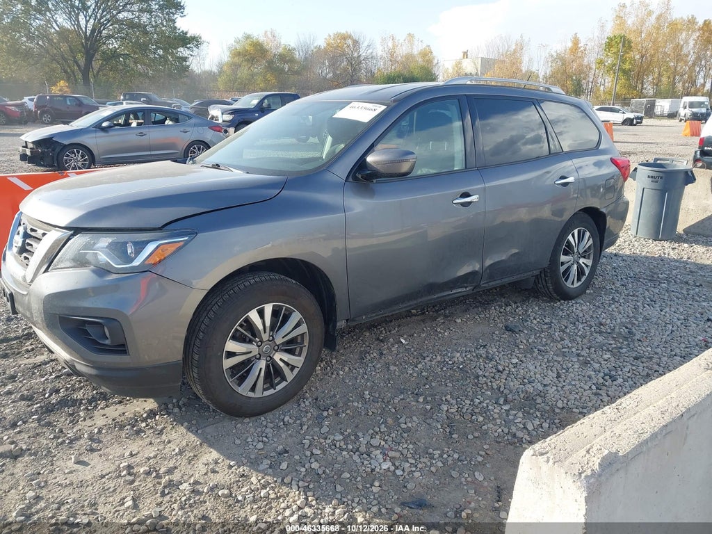 2018 Nissan Pathfinder SV photo 2