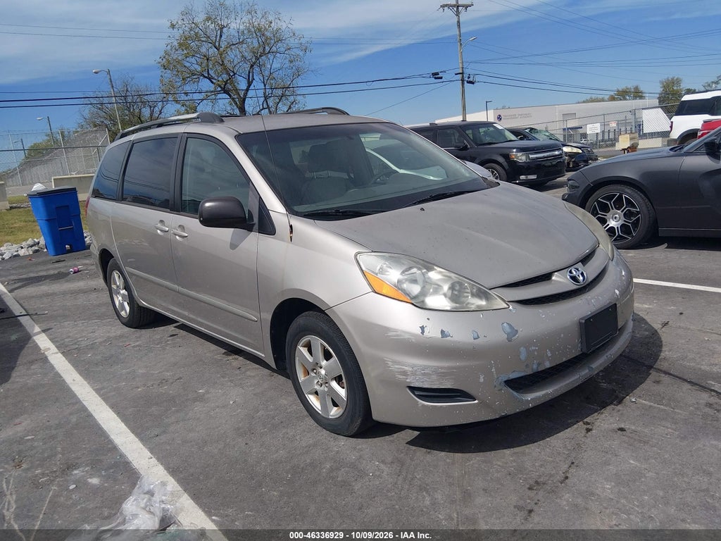 2009 Toyota Sienna LE photo 1