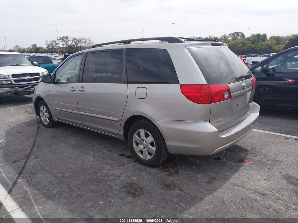 2009 Toyota Sienna LE photo 3