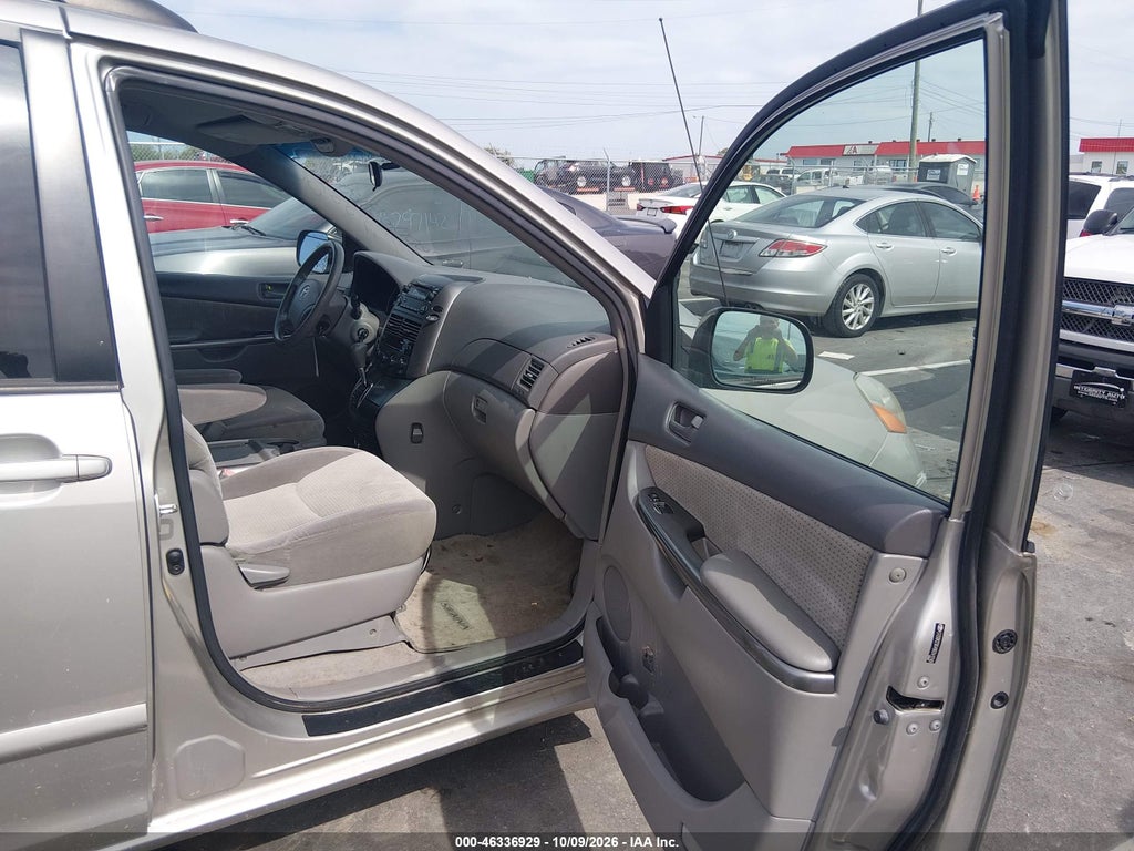 2009 Toyota Sienna LE photo 5