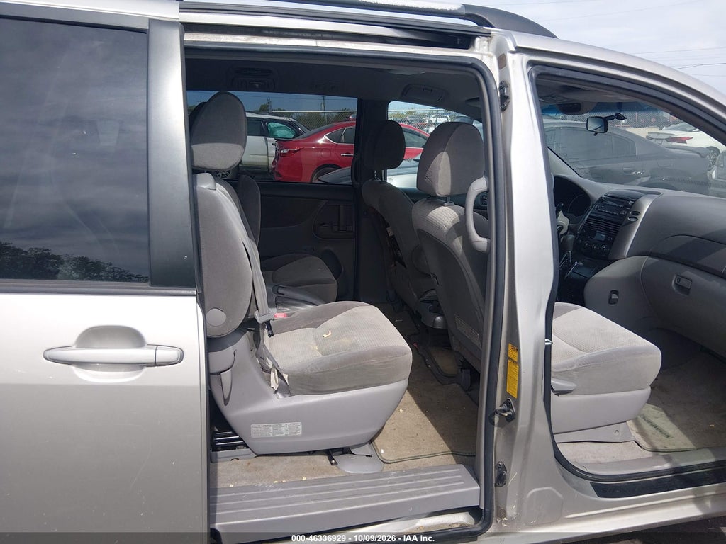 2009 Toyota Sienna LE photo 8