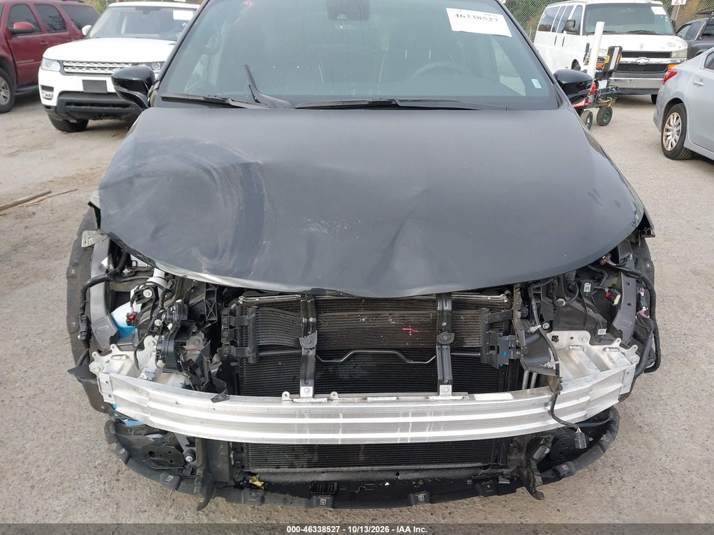 2027 Chrysler Pacifica photo 6