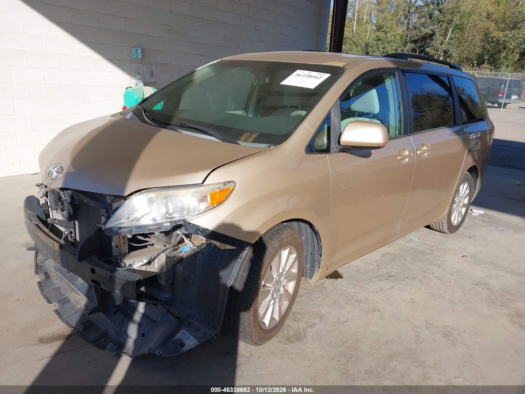 2013 Toyota Sienna LE 7 Passenger photo 2