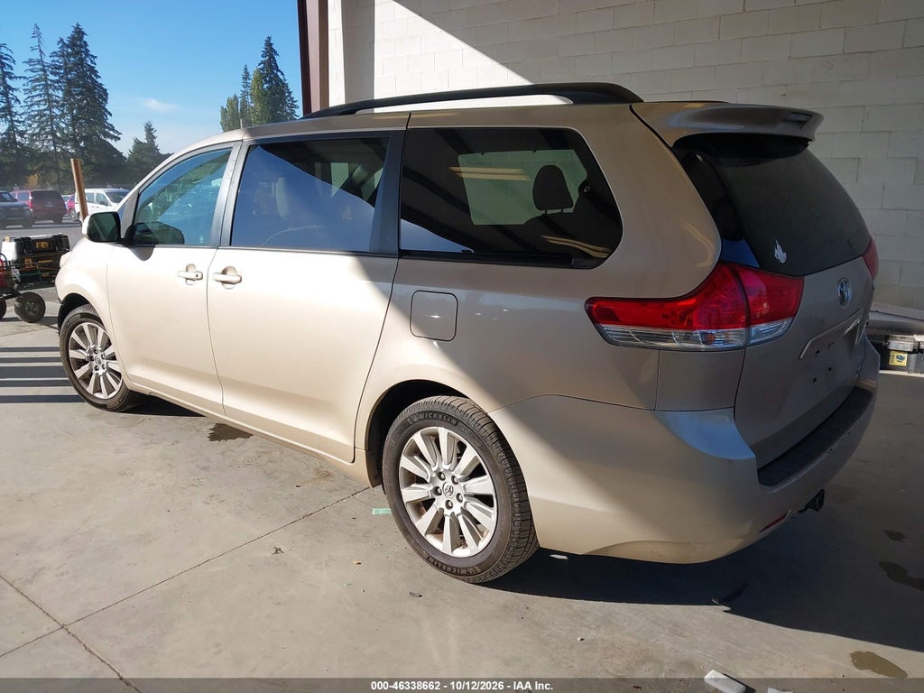 2013 Toyota Sienna LE 7 Passenger photo 3