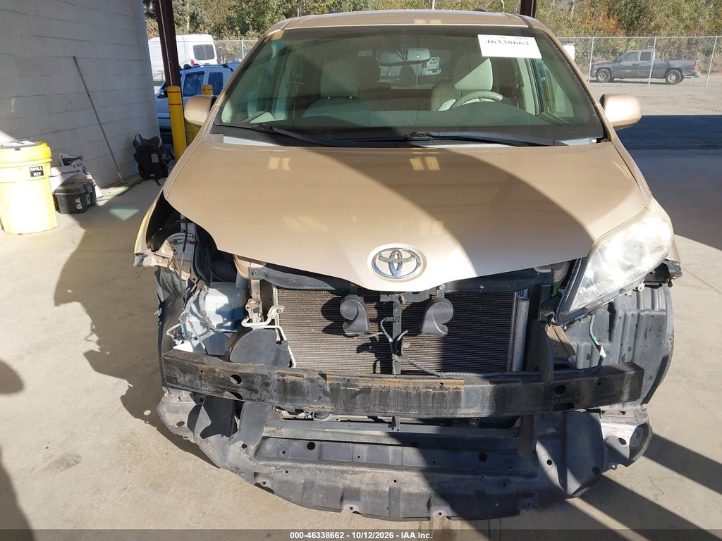 2013 Toyota Sienna LE 7 Passenger photo 6