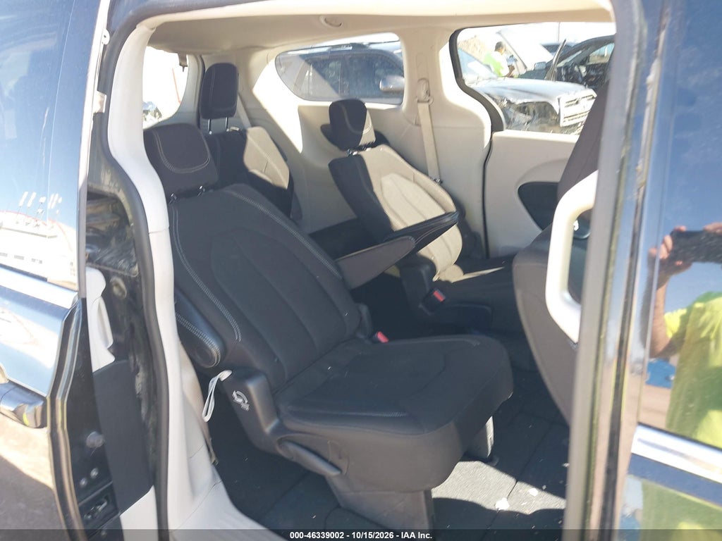 2023 Chrysler Voyager LX photo 8