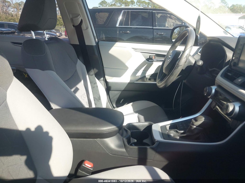 2019 Toyota RAV4 XLE photo 5