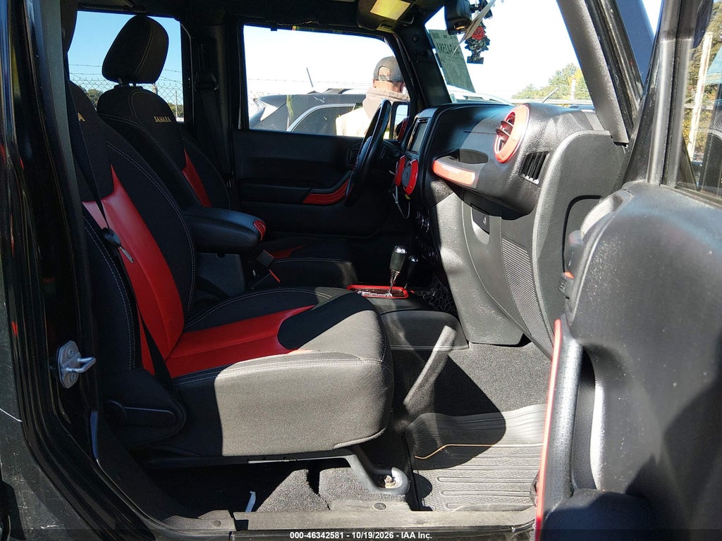 2015 Jeep Wrangler Unlimited Sahara photo 5