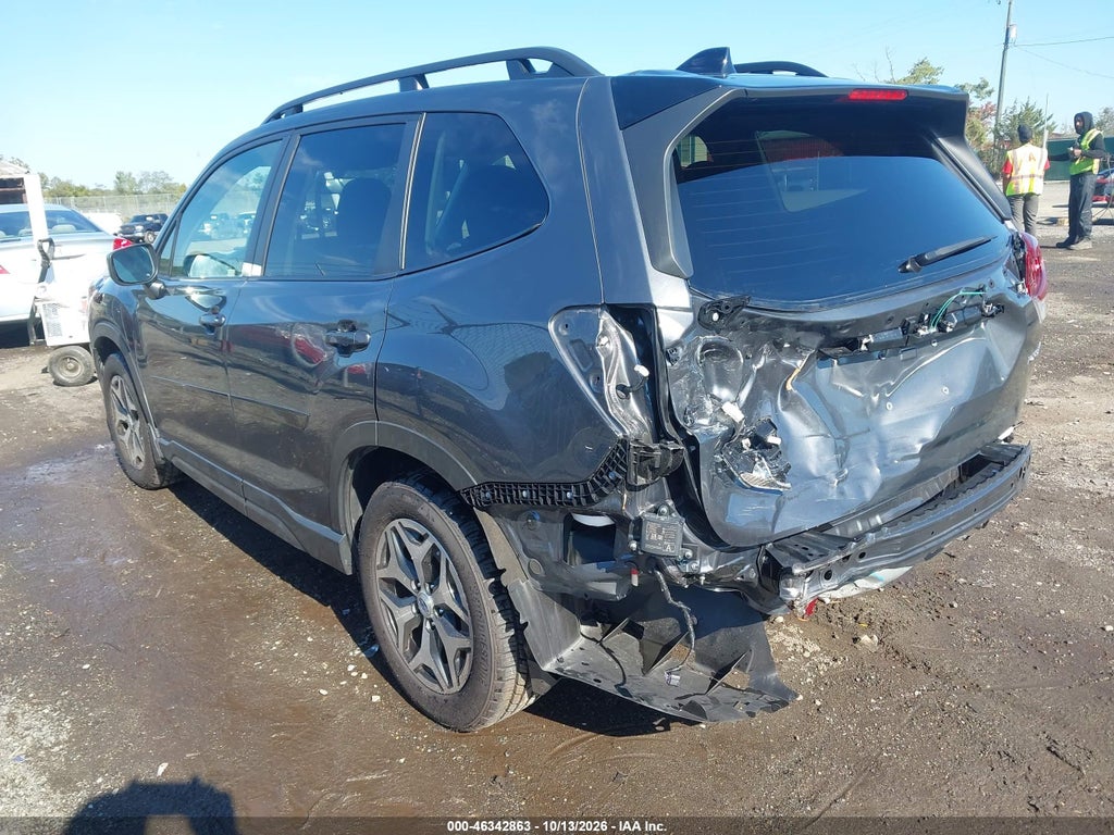 2024 Subaru Forester Premium photo 3
